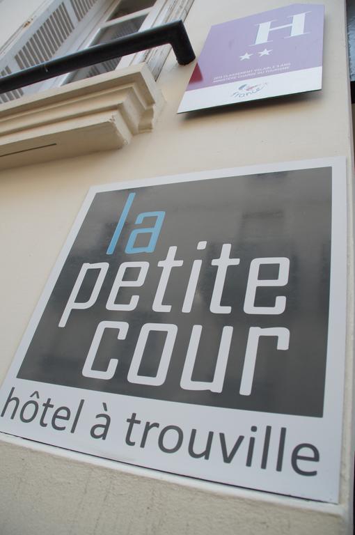 Готель La Petite Cour Трувіль-сюр-Мер Екстер'єр фото